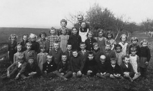 Školní třída 1941 - ročníky 1933 a 1934     